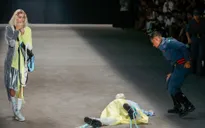 Người mẫu 26 tuổi tử vong sau cú ngã trên sàn diễn thời trang