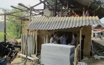 Dông lốc khiến gần 200 nhà dân bị tốc mái