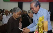 Phó Thủ tướng Trương Hòa Bình thăm và tặng quà nhân dân vùng khó khăn