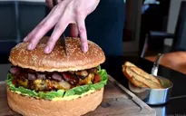 Cận cảnh bánh hamburger dát vàng giá 21 triệu đồng ở Nhật Bản