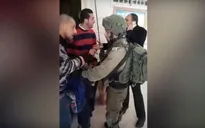 Binh sĩ có vũ trang Israel bắt học sinh Palestine 9 tuổi tại trường học