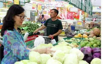 Dịp lễ 30/4, 1/5, người dân “du lịch tại chỗ” ở các trung tâm thương mại, siêu thị