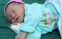 Tìm thân nhân cho bé trai 15 ngày tuổi bị bỏ trong thùng rác