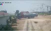Vượt lối đi tự mở, ô tô bị tàu hỏa tông