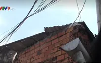 Lên mái nhà sửa máng nước, 1 người chết nghi vì bị điện giật