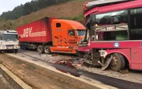 Xe khách biển số Lào va chạm xe container ở Sơn La