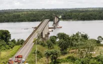 Phà đâm sập cầu tại Brazil
