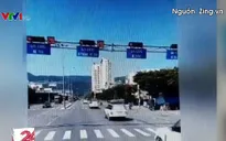 Hơn 10 ô tô nối đuôi nhau vượt đèn đỏ ở Đà Nẵng