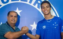 Con trai Ronaldinho ký hợp đồng thi đấu chuyên nghiệp