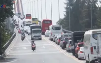 Người dân ùn ùn đổ về TP.HCM, cầu Rạch Miễu lại quá tải