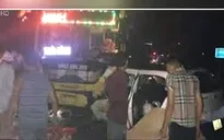 Taxi đối đầu xe khách, 5 người thương vong