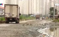Đường nối Đại lộ Thăng Long - KCN Lại Yên xuống cấp vì xe tải nặng