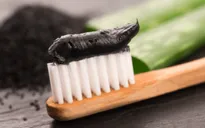 Đánh răng bằng than hoạt tính không giúp trắng răng