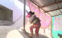 Dân mất lối đi vì cầu xây chắn ngang đường