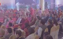 Đại biểu dự Đại lễ Vesak thực hiện lễ cầu an trên đỉnh Fansipan