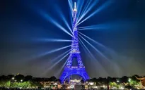 Tháp Eiffel thắp đèn mừng 130 năm tuổi