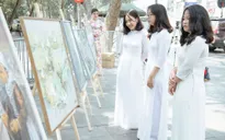 Triển lãm tranh về Bác Hồ trên phố đi bộ Hồ Gươm