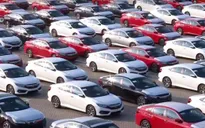 Doanh số bán ô tô sụt giảm dù các hãng đua nhau giảm giá