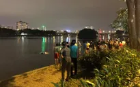 Hà Nội: Ô tô mất lái lao xuống hồ Linh Đàm