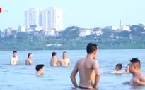 Người dân đổ ra sông Hồng “tắm giải nhiệt”
