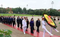 Các đại biểu Quốc hội vào Lăng viếng Chủ tịch Hồ Chí Minh