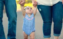 Đàn ông sau 45 tuổi có nhiều rủi ro khi sinh con
