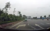 Đi ngược chiều, người đàn ông đi xe máy bị taxi tông văng