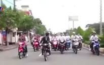 Chú rể dẫn đầu đoàn rước dâu, liên tục bốc đầu xe máy