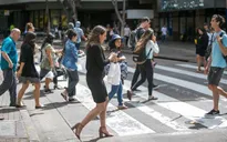 New York, Mỹ đề xuất cấm hành vi vừa đi bộ vừa nhắn tin