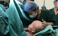 20 bác sĩ thực hiện ca mổ đặc biệt đón bé sơ sinh từ người mẹ ung thư giai đoạn cuối