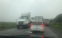 Hàng trăm phương tiện ùn tắc do xà lan đâm cầu An Thái