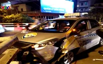 Lái xe taxi ngủ ngật đâm vỡ thành cầu Chương Dương