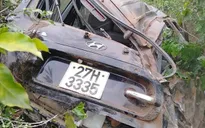 Ô tô mất lái lao xuống vực, bẹp dúm