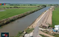 Bảo vệ sản xuất, giữ nước trong mùa khô với đê bao bảo vệ vùng đầu nguồn