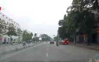 Ô tô phóng nhanh, lạng lách gây tai nạn cho xe máy