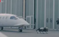 Chế tạo thành công robot 4 chân kéo máy bay