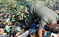 Indonesia nghiền nát 18.000 chai rượu lậu