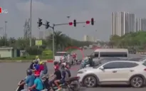 Clip: Ô tô ngang nhiên vượt đèn đỏ, suýt gây thương vong