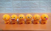 Đồ chơi thú nhún Emoji lò xo được giới trẻ 'săn đón" bởi những biểu cảm đáng yêu