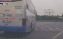Clip: Xe khách tạt đầu xe con để vượt đèn đỏ