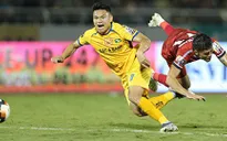 Hậu vệ TP.HCM bị treo giò sau pha tung cước vào ngực Xuân Mạnh