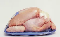 Không nên rửa thịt gà còn sống trước khi nấu