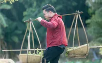 Thần tượng Bolero 2019: Quang Lê làm gãy cầu dừa, ngã nhào xuống bùn vì quá béo