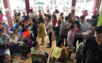 Chen chúc đi tiêm vaccine 6 trong 1 cho trẻ từ sáng sớm