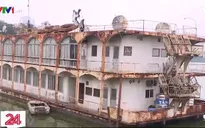 “Rác” nhà nổi Hồ Tây: Mãi không ai dọn