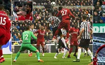 Newcastle 2-3 Liverpool: Trong rủi có may, The Kop giành ngôi đầu nhờ cái tên không ai ngờ tới