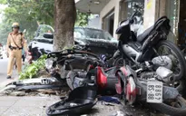 Hà Nội: Yên vị trên vỉa hè, 6 xe máy bị xe điên tông đổ