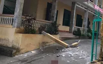 Cột bê tông tầng 2 rơi trúng nhóm học sinh đang chơi ở sân trường