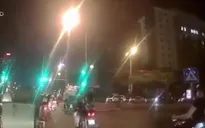 Clip giật đồ chơi của trẻ em trên đường khiến nhiều người phẫn nộ