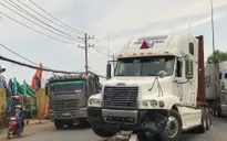 TP.HCM: Xe container leo dải phân cách, quốc lộ 1 ùn tắc nghiêm trọng